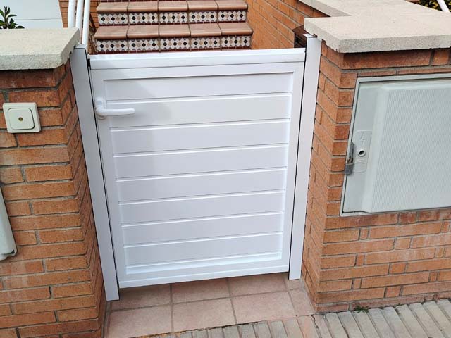 puerta de aluminio exterior blanca
