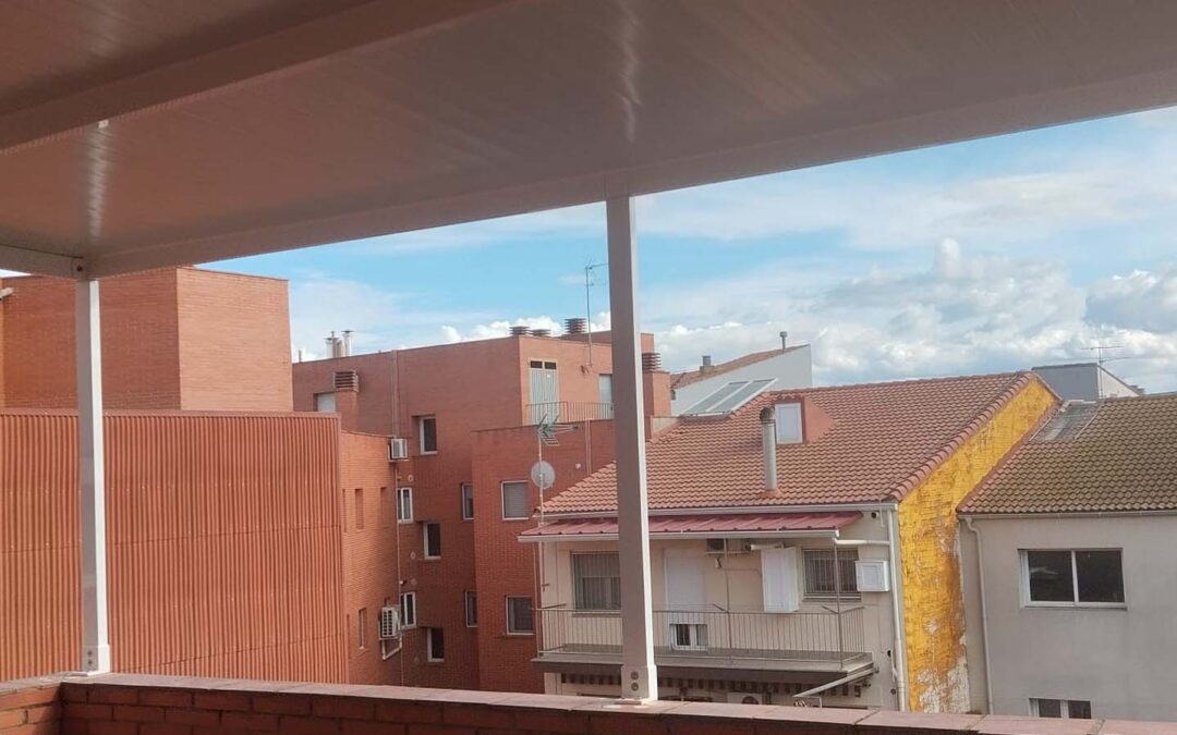 Pérgola con techo sándwich