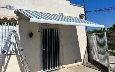 Toldo cofre con brazo articulado