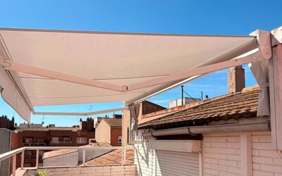 Toldo con brazo articulado y lona acrílica
