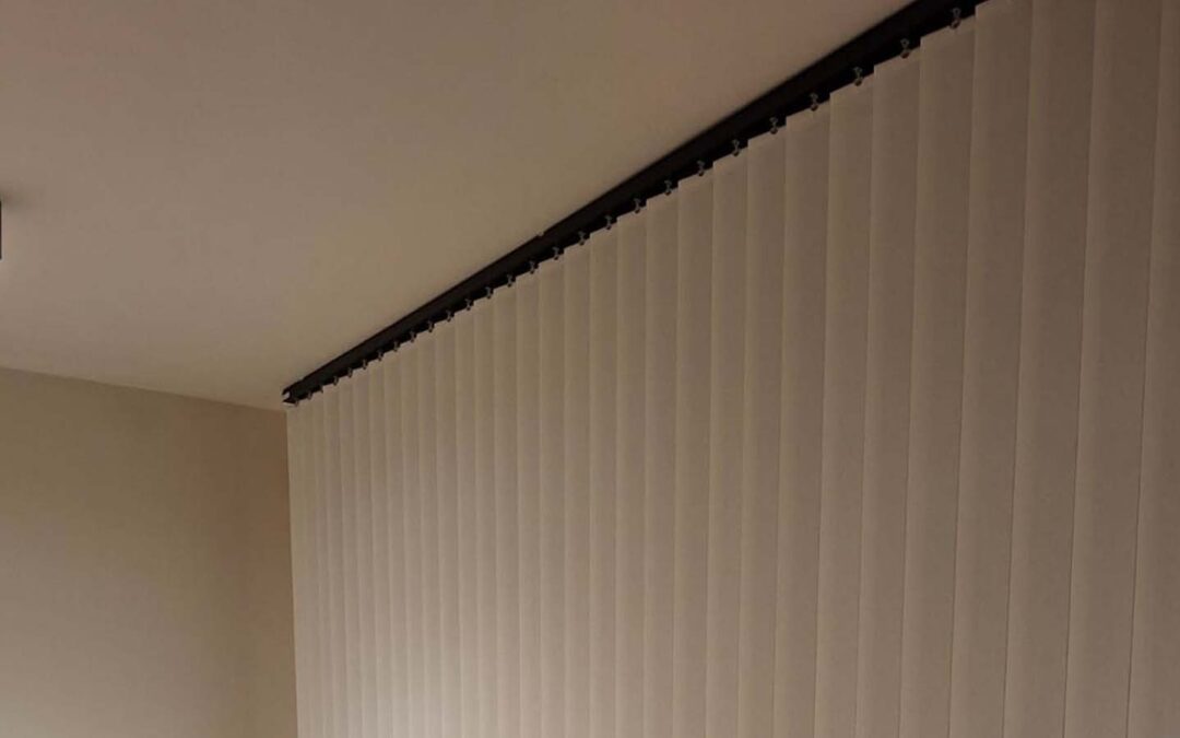 Cortina vertical con riel negro y tejido White Linen