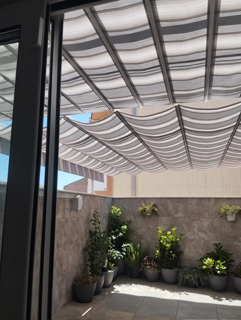 Pérgola con lona nueva Sauleda Antártida 3014 vista desde el interior de la vivienda
