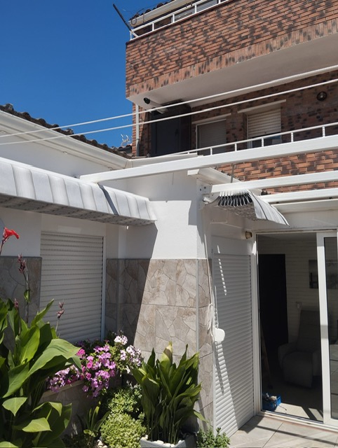 Fachada con la pérgola recogida tras el cambio de lona en Lleida